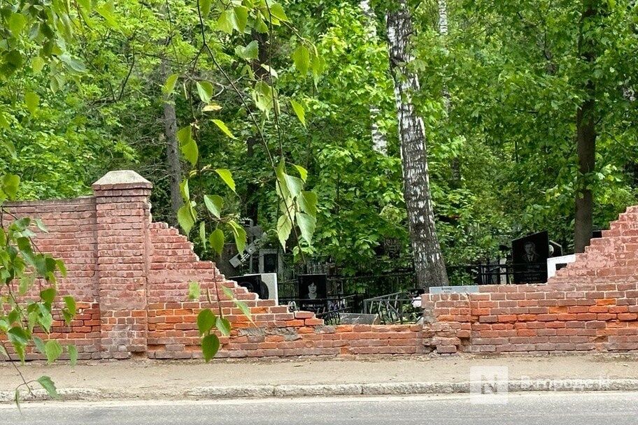 Историческая ограда Бугровского кладбища разрушилась в Нижнем Новгороде - фото 1