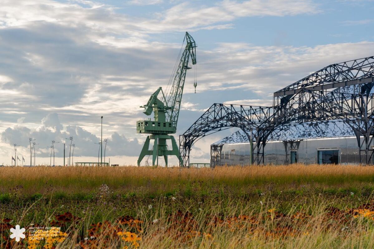 Портовой кран на Стрелке в Нижнем Новгороде украсили подсветкой  - фото 1