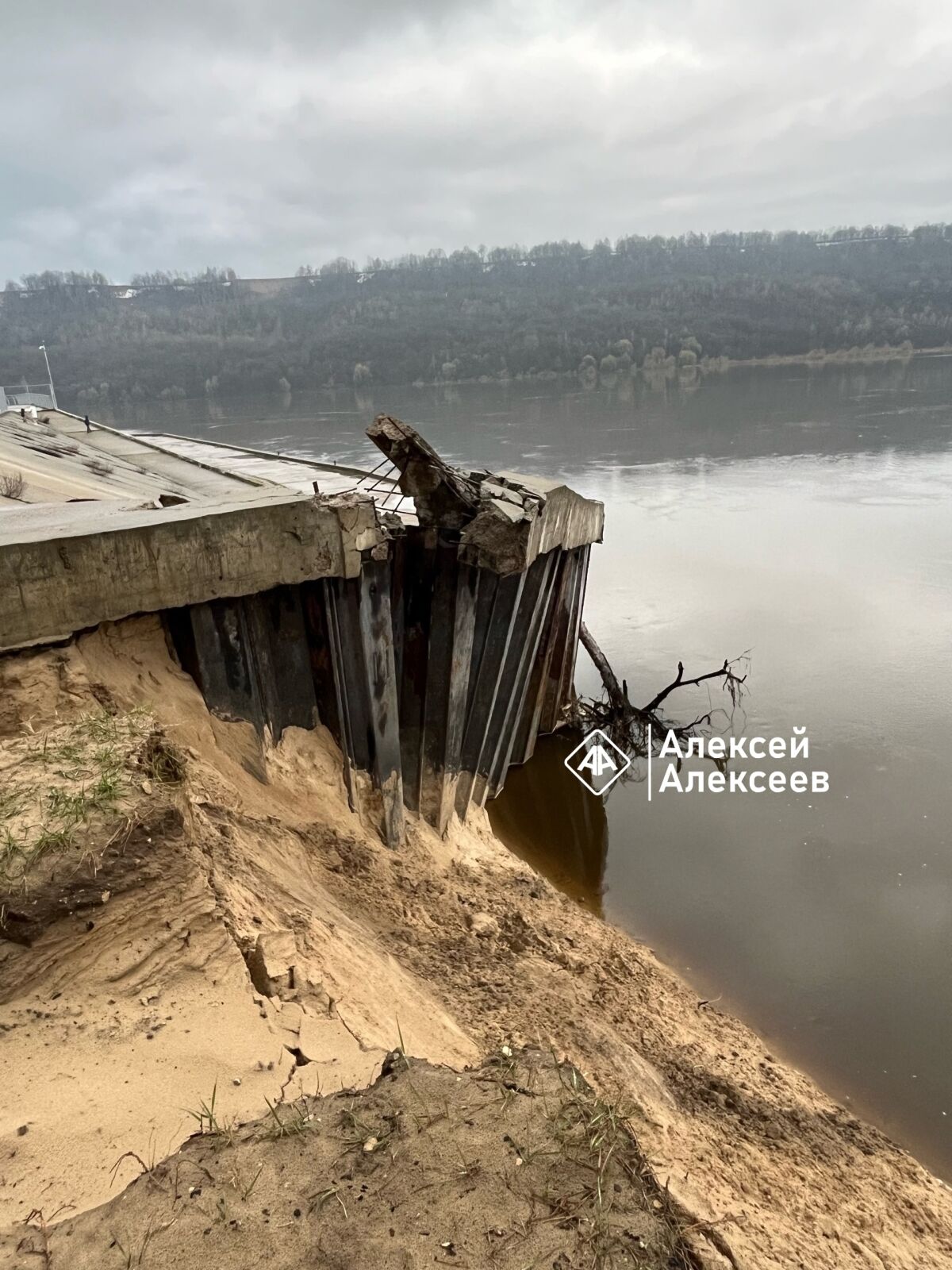 Набережная у Шуховской башни в Дзержинске разрушилась из-за паводка  - фото 1