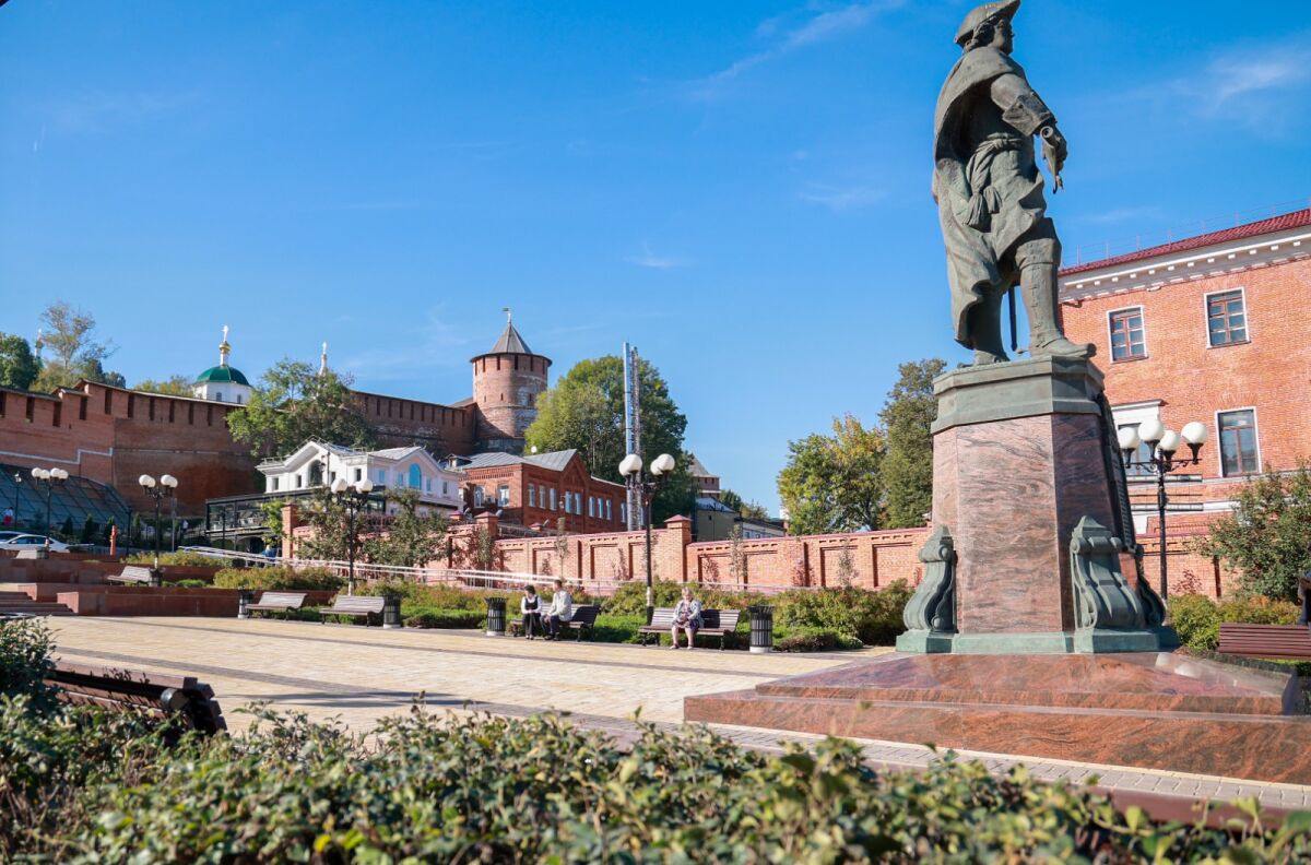 Сквер благоустроили у Зачатьевской башни кремля в Нижнем Новгороде - фото 1