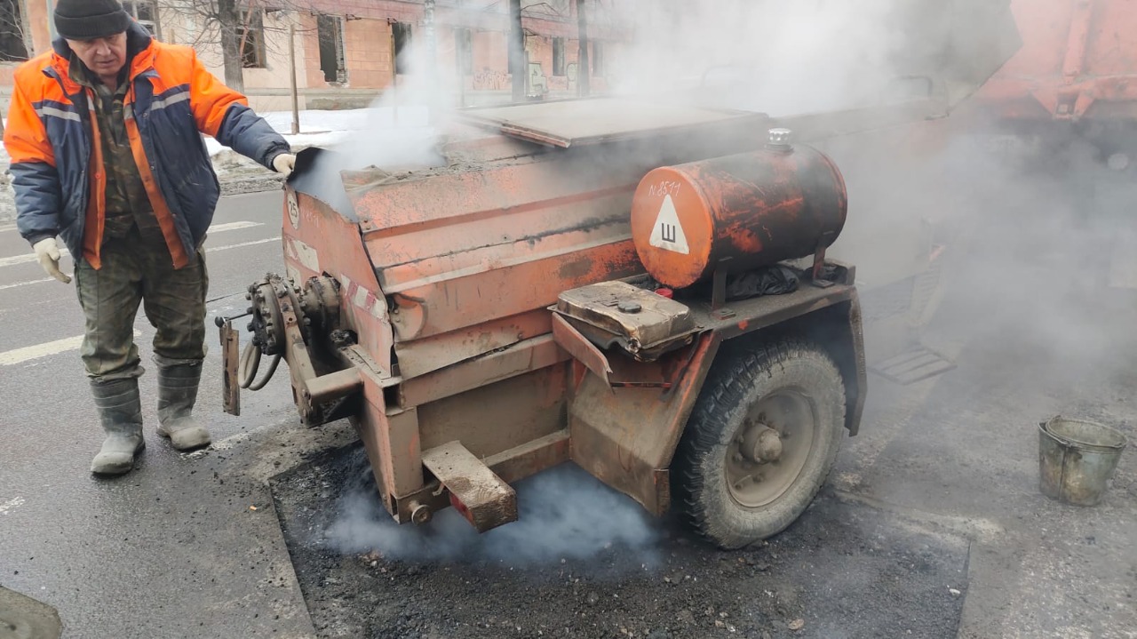  В Нижнем Новгороде начат ямочный ремонт дорог в зимнем варианте - фото 1