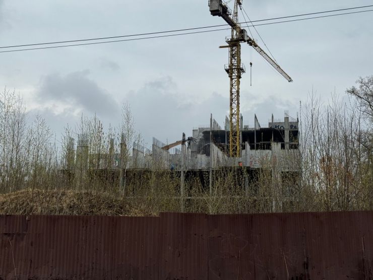 Десятилетний недострой на Гончарова начали сносить в Нижнем Новгороде - фото 1