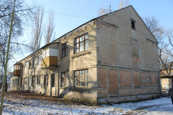 Воронежские общественники требуют срочного расселения жителей аварийного здания. Ветхое жилье располагается в 100 метрах от демонтируемого виадука 
