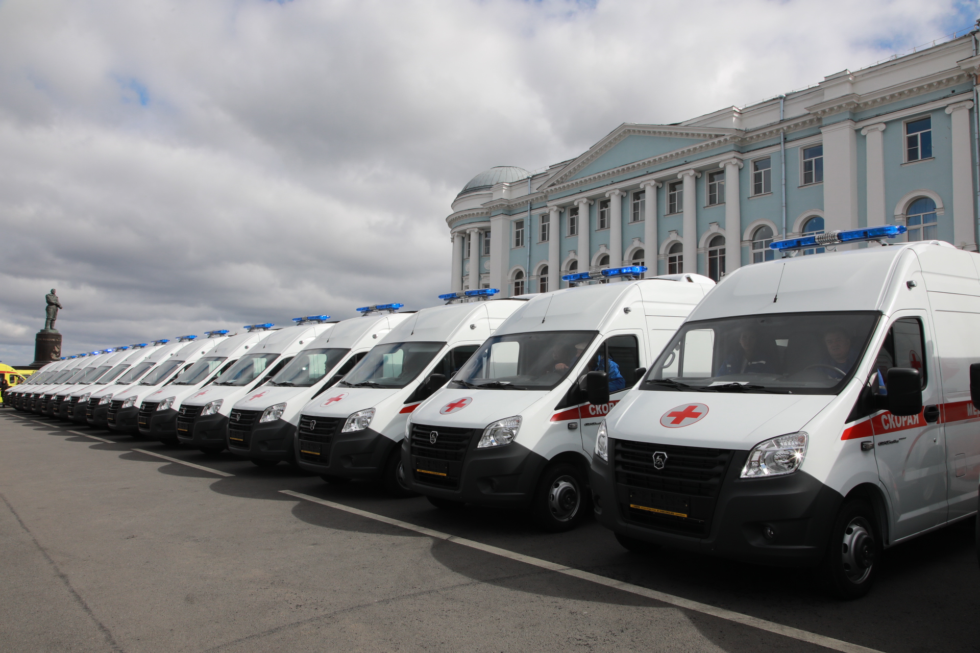 Около 60 машин скорой помощи и школьных автобусов будут переданы Нижегородской области