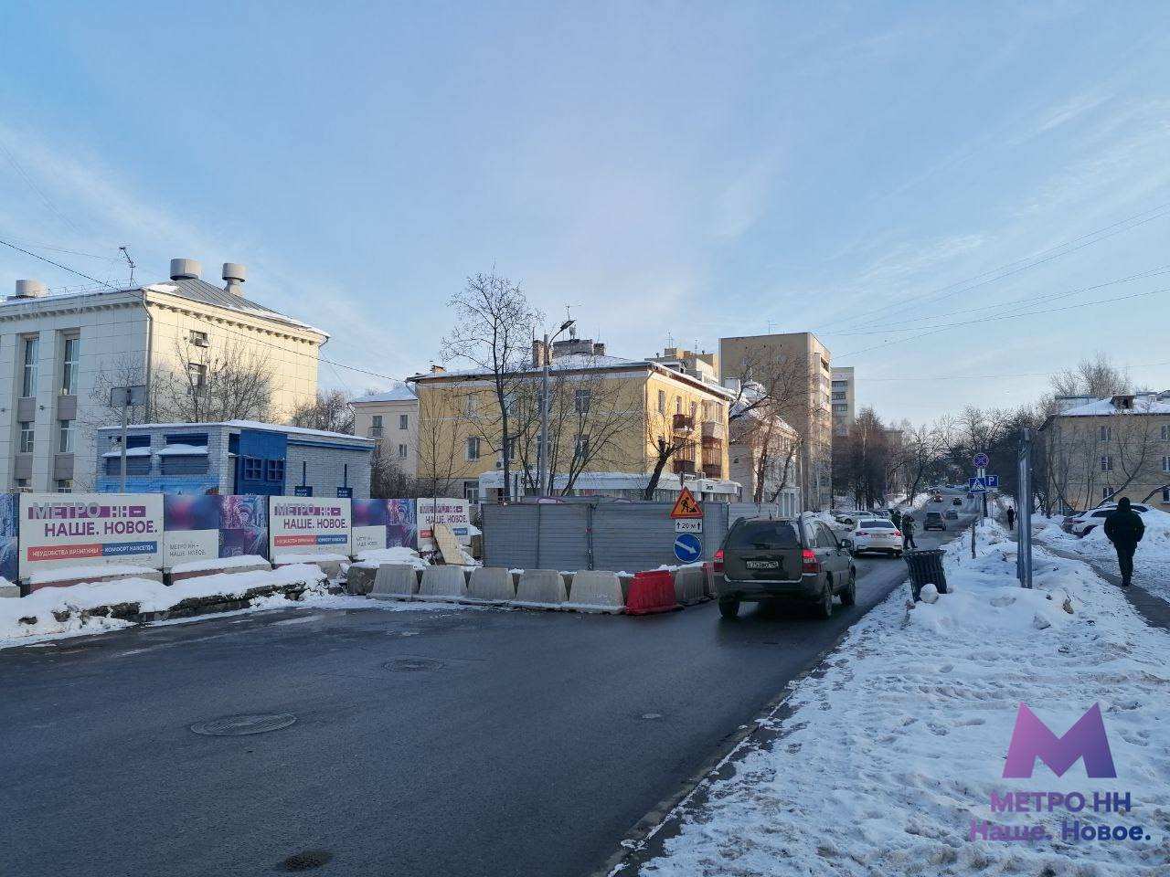 Часть улицы Ошарской в Нижнем Новгороде сузили из-за строительства метро - фото 1