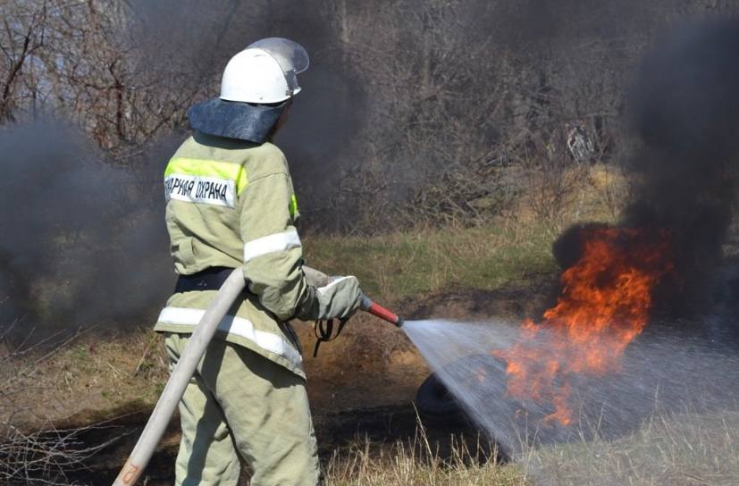В Зимовниковском районе бушует пожар на площади более 117 гектаров - фото 1