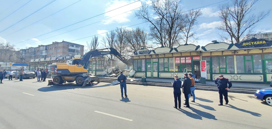 В Ростове-на-Дону на улице Вятской начался демонтаж 18 незаконных торговых павильонов