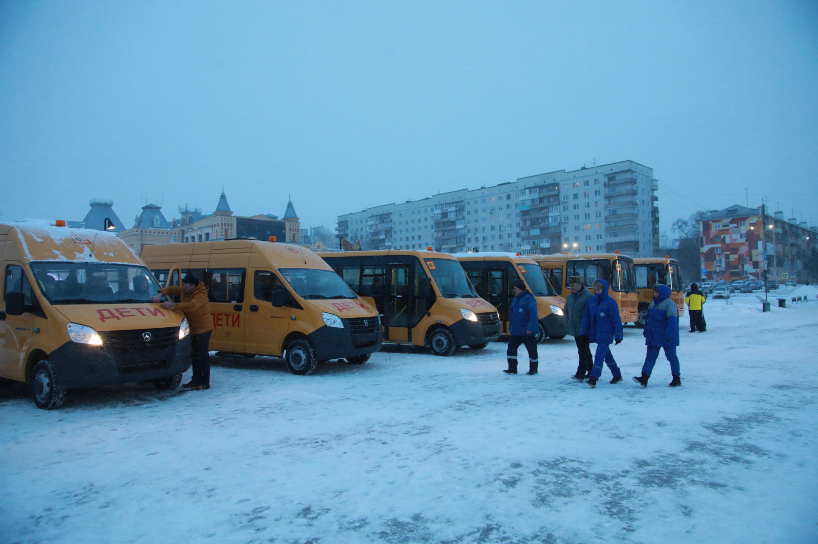20 машин скорой помощи и 55 школьных автобусов получила Нижегородская область - фото 1